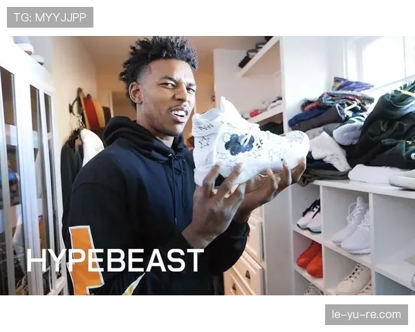 任子威晒家照那一瞬，感觉他把更衣室当展示厅了，我的衣柜要哭