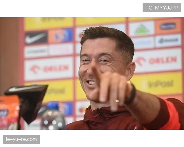 莱万训练完顺手拎走健身房蛋白粉，这自律是真绷不住了